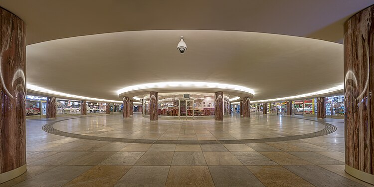 Подземный пешеходный переход в венском районе Внутренний Город, около Венской государственной оперы