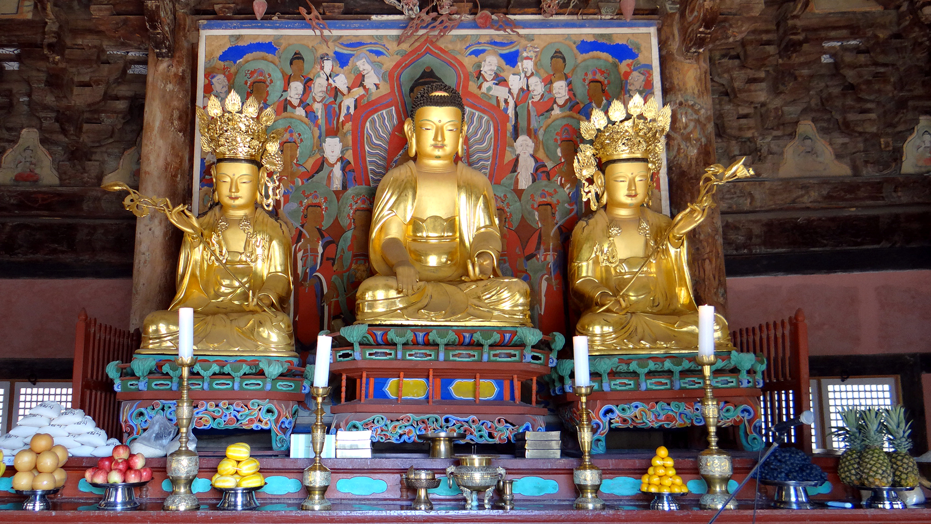 Dewan utama mengandungi imej Buddha