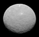 Cérès par Dawn le 4 février 2015, à seulement 145 000 kilomètres de la surface de l'astéroïde. La résolution est de 14 kilomètres par pixel.