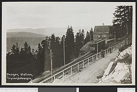 Motorcar leaves the then Skogen Station (from between 1916 and 1923)