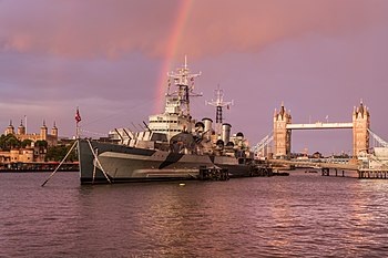 Lehký křižník britského válečného námořnictva HMS Belfast u Tower Bridge je součástí Imperiálního válečného muzea