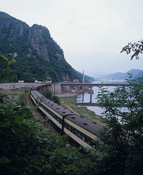 강촌역 앞의 통일호 열차(1980년대)