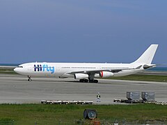 Airbus A340 med Hi Flys egen logo.