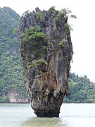 Ko Tapu (apodada la «isla de James Bond» por aparecer en la película The Man with the Golden Gun) en la bahía de Phang Nga en Tailandia