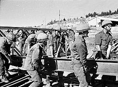 חיילי הנדסה קרבית בבניית גשר ביילי