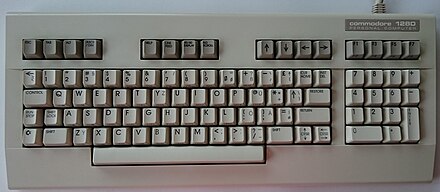 C128D-Tastatur mit Overlays der in Deutschland üblichen QWERTZ-Tastaturbelegung