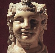 Dioniso bambino munito di corna in una scultura romana del II secolo d.C.