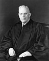 Earl Warren, Licenciatura en Arte 1912; Doctorado Junior 1914, 14 Director de Justicia de EUA; Anterior abogado de distrito del Condado de Alameda; Abogado General de California; 30 Gobernador de California.