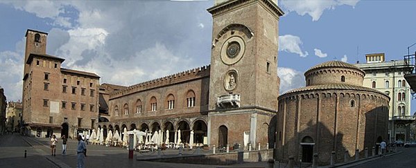 Piazza delle Erbe kun Palazzo del Podestà, Palazzo della Ragione, Turo de la horloĝo kaj Rotondo de Sankta Lorenzo
