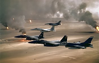 طائرات مُقاتلة أمريكيَّة تُحلِّقُ فوق آبار النفط الكويتيَّة المُشتعلة خِلال حرب الخليج الثانية