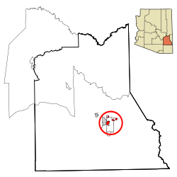 Location in Graham County and the state of ایریزونا; with San Carlos Apache Indian Reservation overlapping the county in north and extending to north and west (into southeastern Gila and eastern Pinal counties), marked with fine-line boundary.
