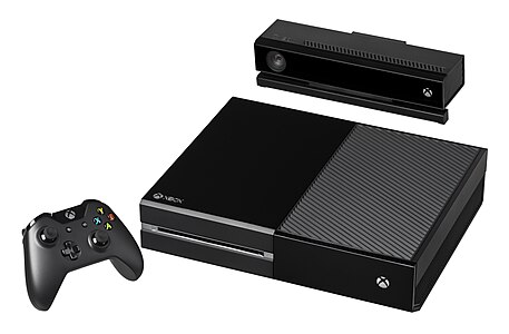 Xbox One (ortada), kumandası (solda) ve Kinect'in Xbox One için geliştirilen modeli ile birlikte. (Üreten:Evan-Amos)