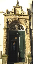 Portal des Hauses Mengstraße 70, ehemals Sitz der Weinhandlung Carl Tesdorpf und des preußischen Konsulats während der Weimarer Republik