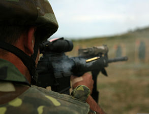 Soldado azerbaiyano con un rifle M-16A4.