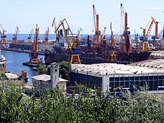 Vue du port de Constanța et de son chantier naval.