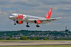 בואינג 757-200 של החברה נוחת בנמל התעופה לידס בראדפורד, בריטניה