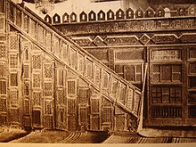 Ancienne carte postale du minbar et de la maqsura. L'état de la chaire, en forme d'escalier, est antérieur à sa restauration au début du vingtième siècle.