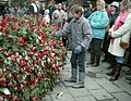 Svenskere lægger blomster på mordstedet