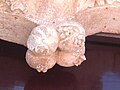 Romãs, símbolo de fertilidade, na porta lateral da Igreja Matriz da Golegã