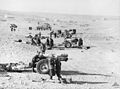 Canhões ingleses disparando contra Tobruk, em janeiro de 1941.
