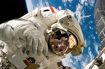 Mise STS-112: Astronaut Piers Sellers nacvičuje opravu tepelného štítu během výstupu do vesmíru