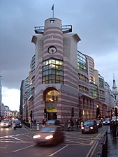 No 1 Poultry, un edifici d'oficines a Londres, per James Stirling (completat el 1997)