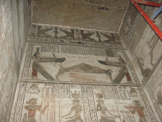 Osiride defunto vegliato dalle sorelle alate Iside e Nefti. Tempio di Dendera.