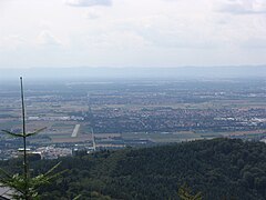 Blick vom Königstuhl entlang der Sichtlinie zum Schloss Schwetzingen über die Oberrheinische Tiefebene