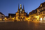 Marktplatz mit Rathaus zur blauen Stunde (2021)