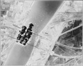 ‏ תצלום של הפצצה של מטוסי B-29 על גשר 64 קילומטר צפונית לפיונגיאנג בקוריאה הצפונית, יולי 1950.