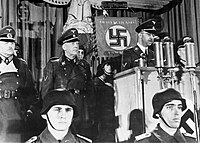 El Reichsführer-SS Heinrich Himmler junto a Heinz Guderian y Hans Lammers dirigiéndose y dando instrucciones a un batallón del Volkssturm, octubre de 1944.