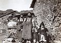 Семејство во народна носија од село Скочивир, фотографирано околу 1916 година