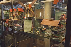 Vitrine exposant de vieux jouets en bois du Musée du Jouet à Bruxelles