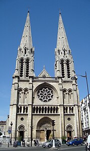 La chiesa di Saint-Jean-Baptiste-de-Belleville in stile neogotico, di Jean-Baptiste-Antoine Lassus (1854–59)