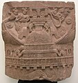 Parinirvâna du Buddha en termes aniconiques. Région de Bharhut : détail d'un pilier de la vedika. IIe siècle av. n. è. Grès violet, 55 × 50 cm. Musée d'art oriental, Turin