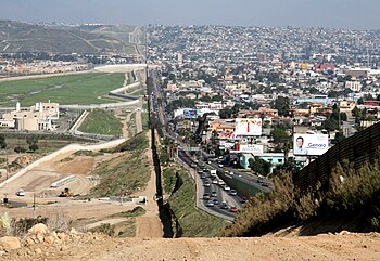 Die grenslyn tussen San Diego, Verenigde State, en Tijuana, Meksiko.
