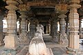 దగ్గరగా ఉన్న హాల్‌కి తూర్పు ద్వారంలోకి చూస్తున్న ఓపెన్ హాల్ దృశ్యం