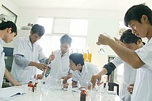 طلاب علوم فيتناميون يعملون على تجربة في معمل جامعتهم.