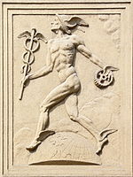 Merkur med skålformet petasos, merkurstav og pung. Romersk marmorkopi av gresk Hermes-statue.