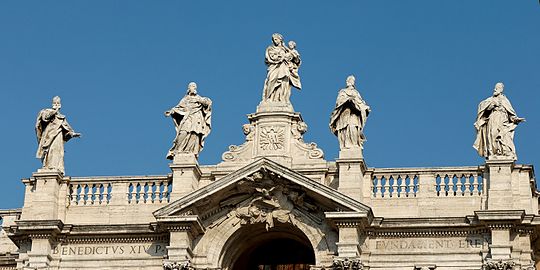 Maria, heiligen en pausen op de gevel boven de loggia.