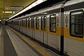 Stemma di Milano sulle fiancate di un'elettromotrice della linea 3 della metropolitana