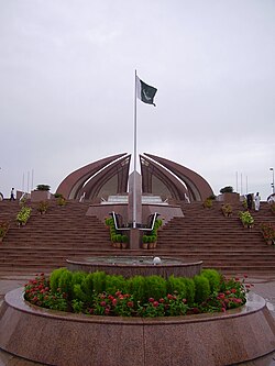 İslamabadda Pakistan abidəsinin qarşısında ucaldılmış Pakistan bayrağı
