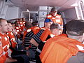 Studenci Akademii Morskiej wewnątrz łodzi ratunkowej podczas ćwiczeń