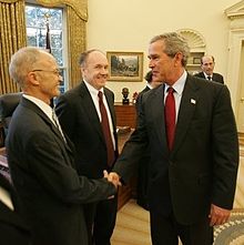 Буш пожимает руку Кюдланду, Прескотт позади.