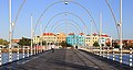 1. Az Otrobanda negyed látképe az Emma királyné hídról, a Sint Anna-öblön átívelő pontonhídról. A híd csuklósan nyitható, lehetővé téve az óceánjáró hajók áthaladását (Willemstad, Curaçao) (javítás)/(csere)