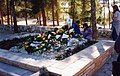 Túmulo de Rabin com flores e mensagens de condolências, dezembro de 1995.
