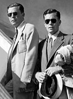 Bello (links) mit seinem Bruder Fernando, 1948