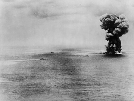 Japoniako Yamato korazatua AEBko hegazkinen eraso etengabeen ondoren lehertua.
