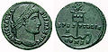 Konstantinova mince, na níž je vyobrazeno labarum