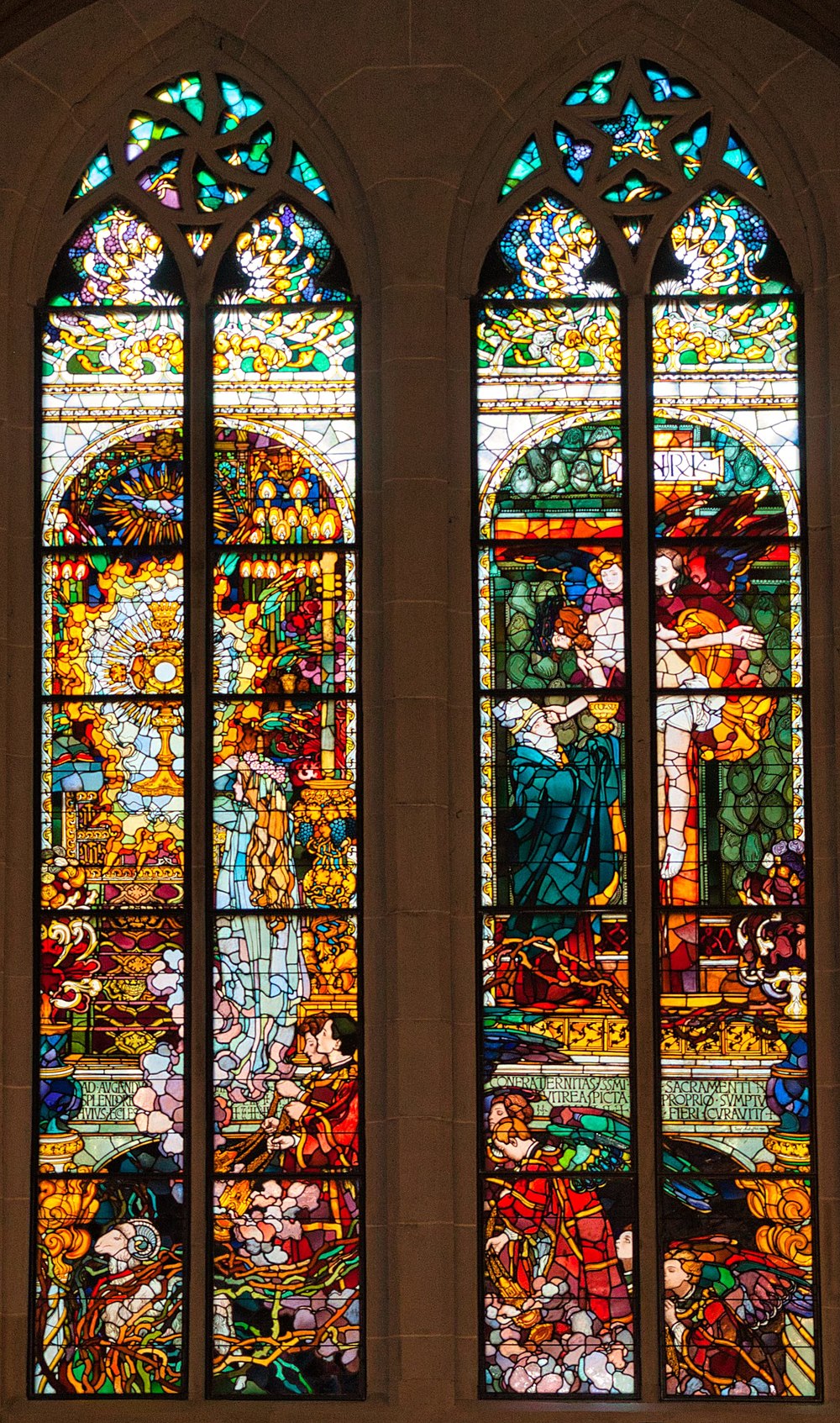 Ostensório com hóstia transparente (detalhe da janela do sacramento da Eucaristia por J. Mehoffer na Catedral de São Nicolau em Friburgo/Suíça)